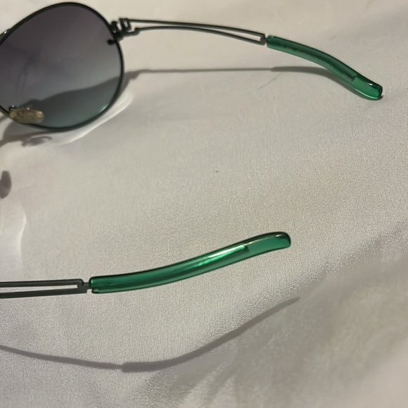 Jennifer Lopez Green and Black Aviator Sunglasses with Gradient Lenses main image 12